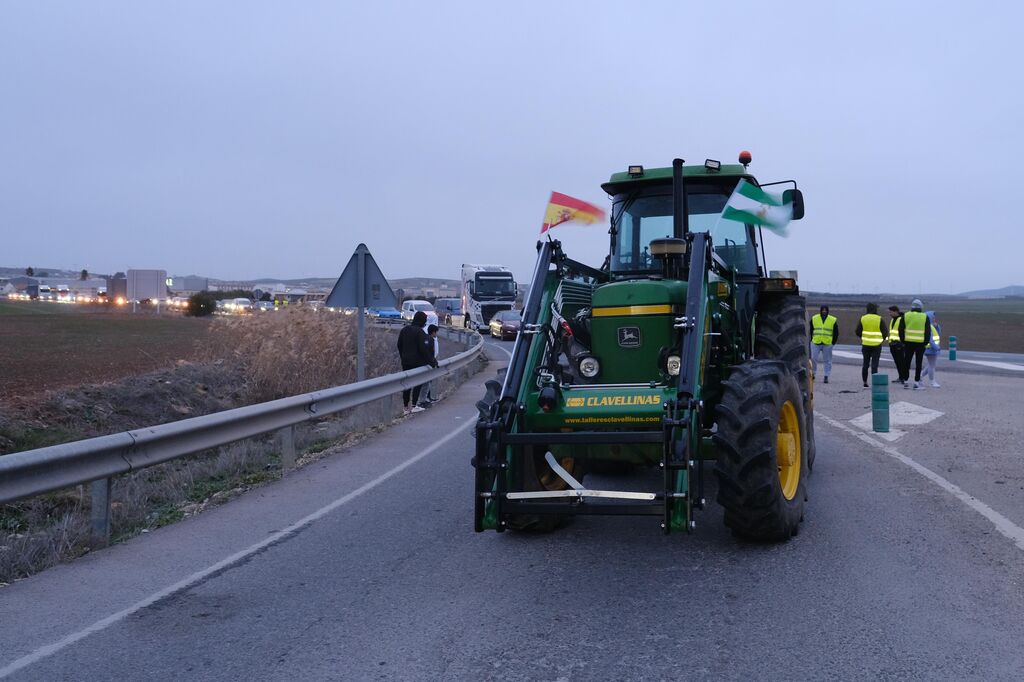 La jornada de protesta de los agricultores en Antequera, en fotos