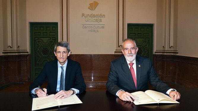 El presidente de la Fundación Bancaria Unicaja, José Manuel Domínguez; y el presidente de la Agrupación de Cofradías de Málaga, José Carlos Garín, rubricando el acuerdo.