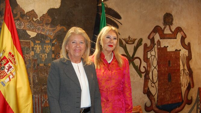 La alcaldesa, Ángeles Muñoz (I.), y la consejera, Carolina España.