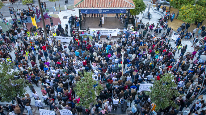 Manifestantes en Coín contra el complejo deportivo de los bisnietos de Franco.