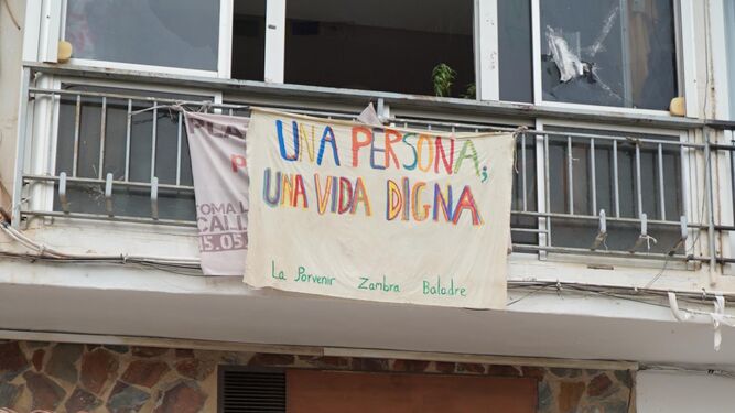 Una de las pancartas colocadas en una vivienda de La Roca.