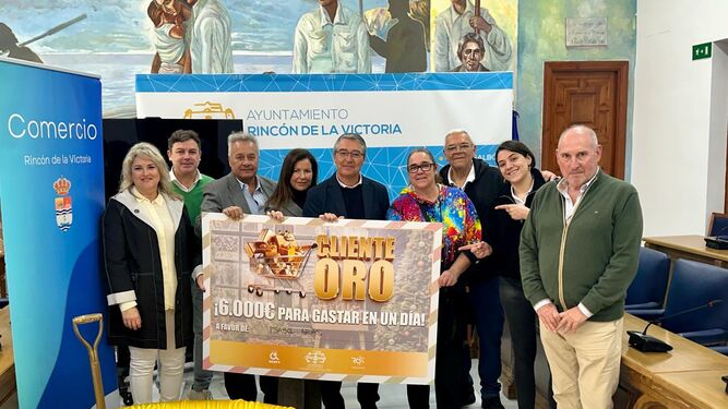Las autoridades municipales de Rincón de la Victoria, junto a  la ganadora de la campaña Cliente Oro, Isabel Arias