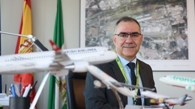 Pedro Alberto Bendala, director del Aeropuerto de Málaga-Costa del Sol, en su despacho.
