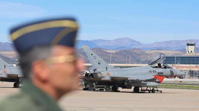 Un militar junto a un Eurofighter Typhoon, este martes.