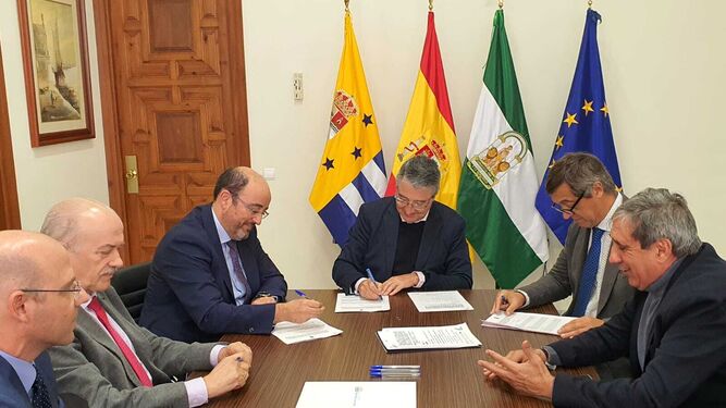 Firma del acuerdo entre los representantes de la UMA, Hidralia y Rincón de la Victoria