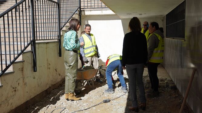 Visita de la alcaldesa de Ronda a una de las obras ya iniciadas.