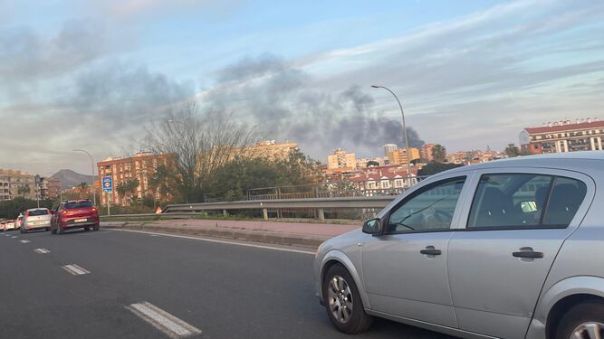 Columna de humo provocada por el incendio en el Puerto de Málaga.