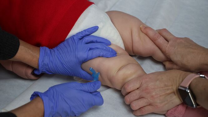 Una enfermera vacuna a un bebé, en una imagen de archivo.