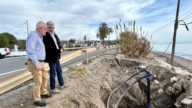 El concejal de Agua de Vélez-Málaga,  junto con el gerente de Aqualia visitando las obras.