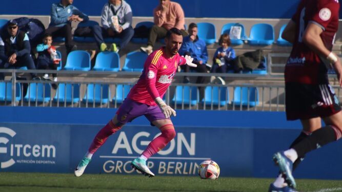 Rubén Gálvez se dispone a sacar de puerta en un partido de la presente temporada