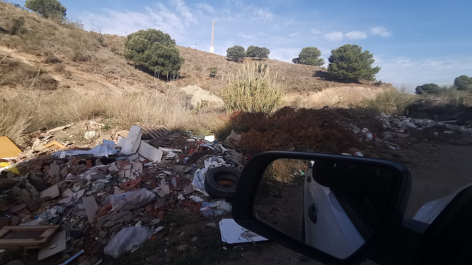Imagen de los residuos abandonados en Valle-Niza