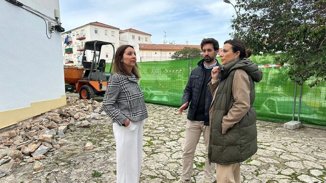 La alcaldesa de Ronda y la delegada municipal de Obras visitaron el inicio de los trabajos.
