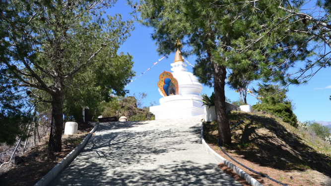 La recta final antes de llegar a la Stupa de Kalachakra.