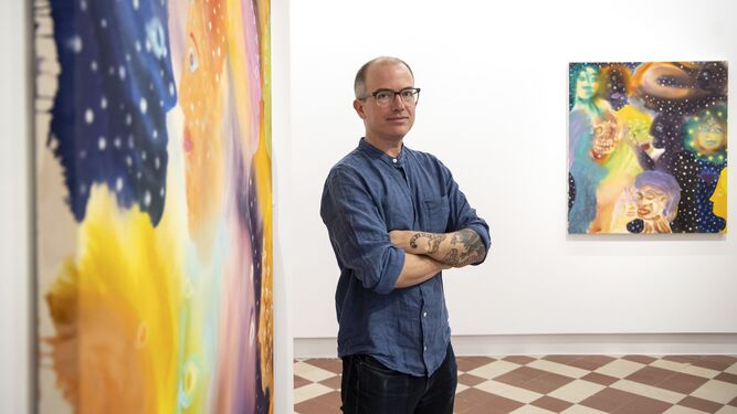 El artista norteamericano Aaron Johnson junto a su muestra expuesta en La Térmica.