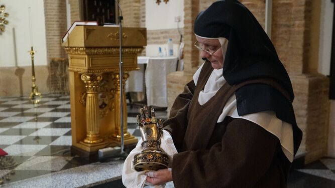 Una de las hermanas muestra la mano de Santa Teresa que custodia la congregación.
