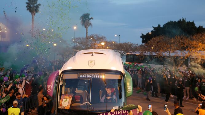 Las fotos del recibimiento de la afición al autobús del Unicaja antes desu debut en Copa del Rey
