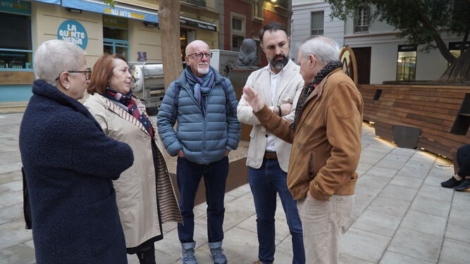 El concejal socialista Mariano Ruiz durante una visita al distrito en compañía de la edil socialista Carmen Martín y residentes de esta zona.