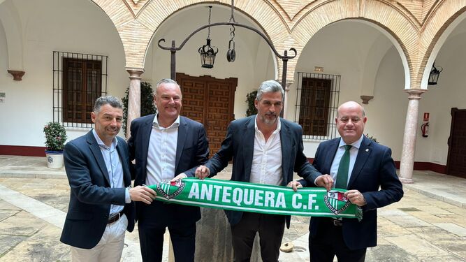 El nuevo propietario del Antequera, con las instituciones.