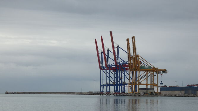Terminal de contenedores, el lugar propuesto para la llegada de barcos con agua al puerto malagueño.