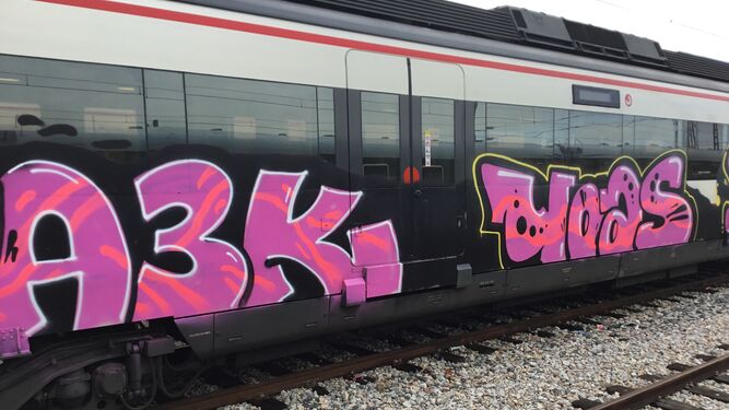 Un tren de Renfe afectado por el vandalismo grafitero.