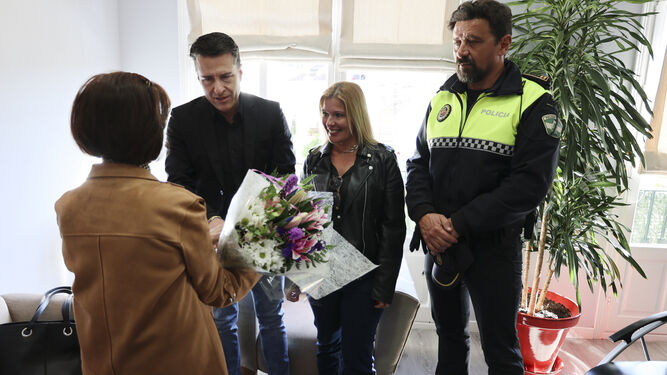 Las autoridades municipales entregan un ramo de flores a Carmen Aragón