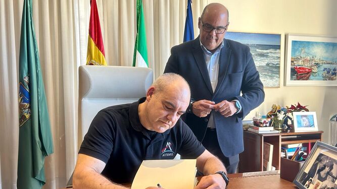 El ingeniero malagueño de la NASA, Carlos García-Galán, firmando el Libro de Honor de Vélez-Málaga