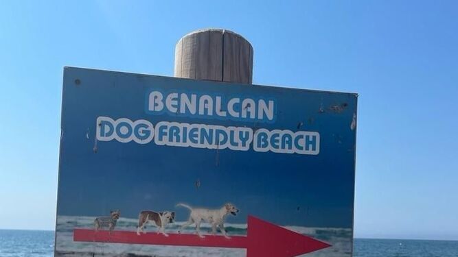 Un cartel anunciador de la playa canina.