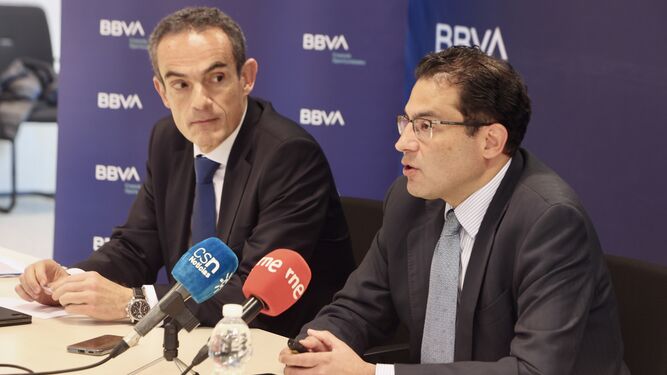Miguel Cardoso explica, ante la mirada de Francisco Javier Jerez, el contenido del informe' Situación Andalucía' de BBVA Research.