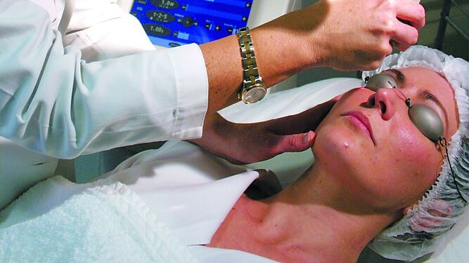 Una mujer se somete a un tratamiento de Medicina Estética, en una imagen de archivo.
