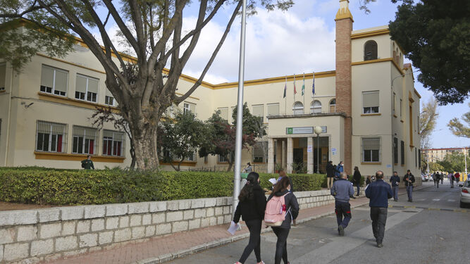 Entrada del edificio principal de instituto La Rosaleda.