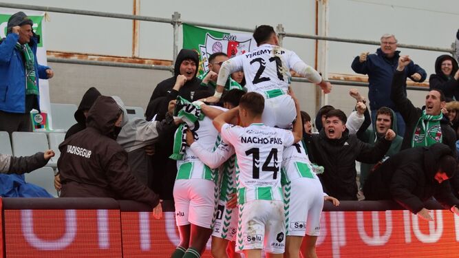 Los jugadores del Antequera celebran el gol de la remontada ante el Recreativo Granada.