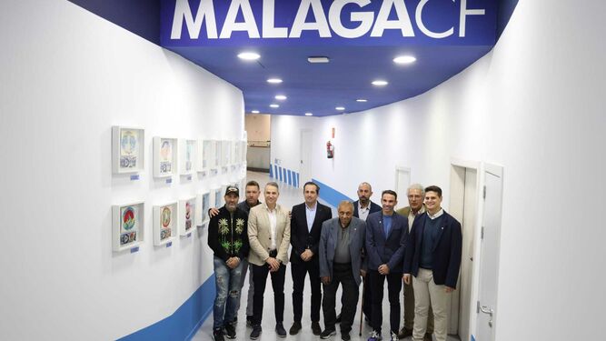 Kike Pérez y algunos alcaldes posan junto a la nueva exposición del Málaga CF
