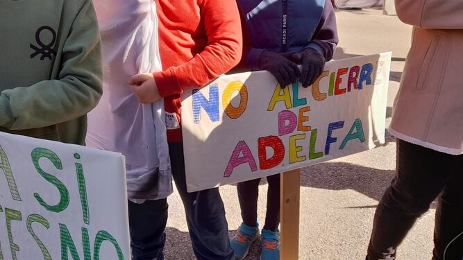 Pancartas en la manifestación por el cierre del colegio Adelfa.