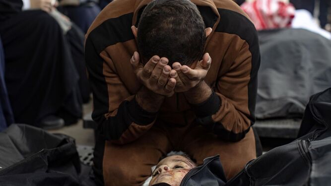 El padre de un niño fallecido en un ataque israelí llora en un hospital de Rafah.