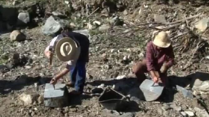 Dos picapedreros trabajando en una cantera de El Valdés