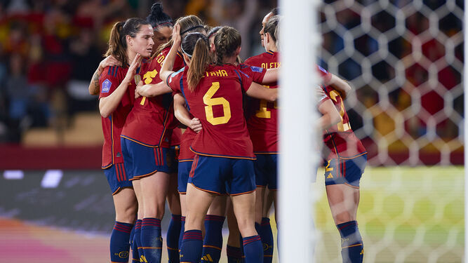Las jugadoras de España celebran el primer gol de Aitana Bonmatí.