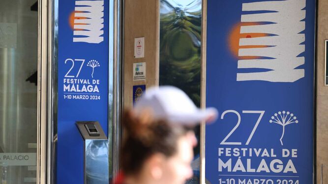 Carteles anuncian el Festival de Málaga a la entrada de un hotel.