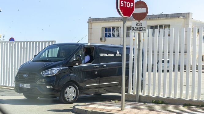 Un vehículo funerario, saliendo del puerto de Caleta tras el hallazgo del desaparecido.