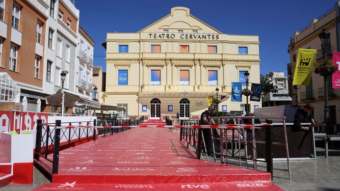 Últimos preparativos frente al Teatro Cervantes antes del arranque del Fesitval de Cine de Málaga 2024.