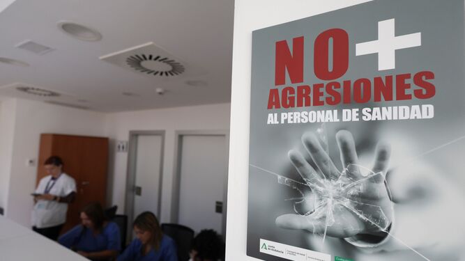 Cartel contra las agresiones pegado en un centro sanitario.