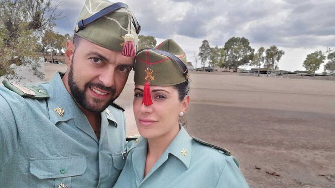 Jesús Pozo y Luisa Sara Moreno en la base militar de Viator.