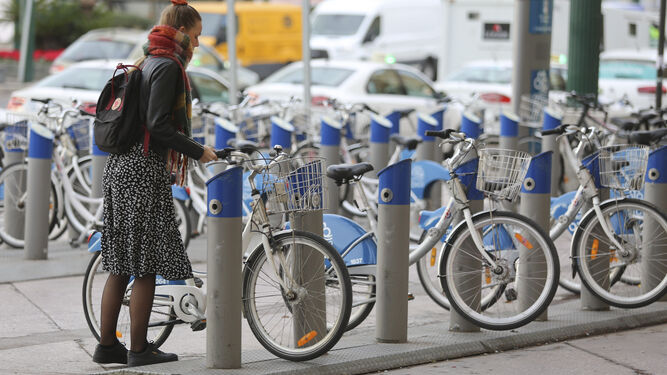 Una usuaria utiliza una de las bicicletas públicas del anterior sistema público.