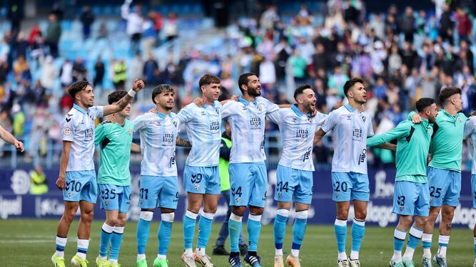 Los jugadores del Málaga botan tras el triunfo.