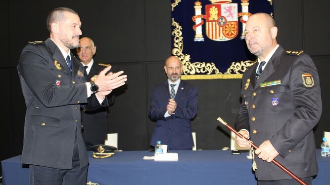 El nuevo jefe de la Policía Nacional de Estepona, Santos Lázaro Martín, toma el bastón de mando.