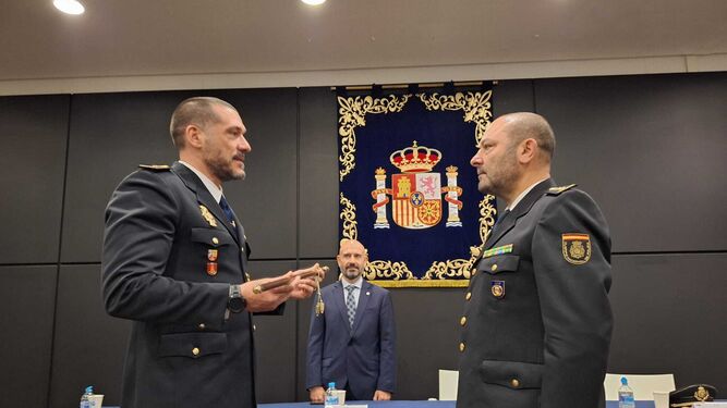 La toma de posesión del nuevo comisario Estepona, Santos Lázaro Martín, (D.).