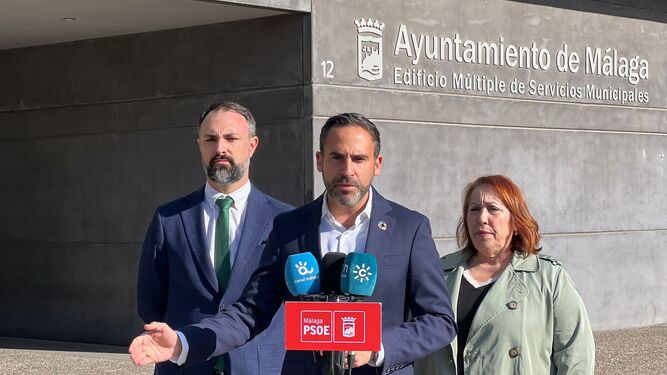 El portavoz socialista, Daniel Pérez, acompañado de los concejales del PSOE Mariano Ruiz y Carmen Martín.