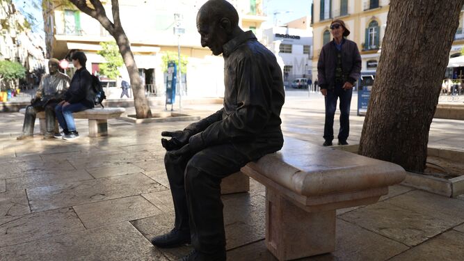 La estatua obra de la Fundación Harena, en la plaza de la Merced