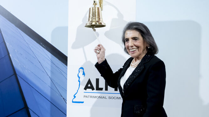 La presidenta de honor,  María Isabel Palma, ha sido la encargada de dar el toque de campana.