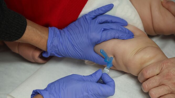 Vacunación de un bebé, en una imagen de archivo.