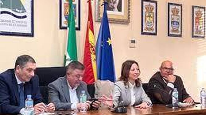 Reunión entre autoridades municipales de la Axarquía y representantes de la Junta de Andalucía para abordar estrategias frente a la sequía en la comarca